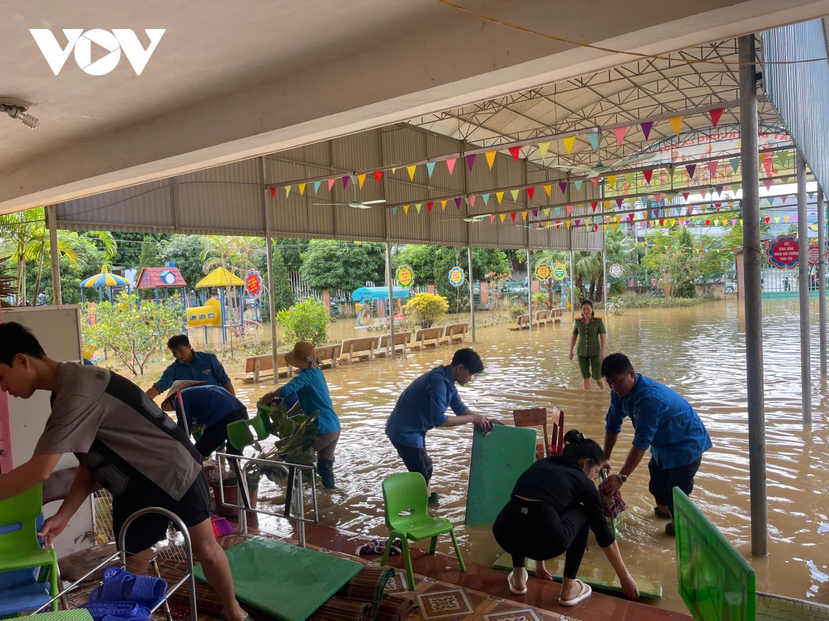 giao vien va phu huynh vung lu vet bun don truong de don hoc sinh hinh anh 2