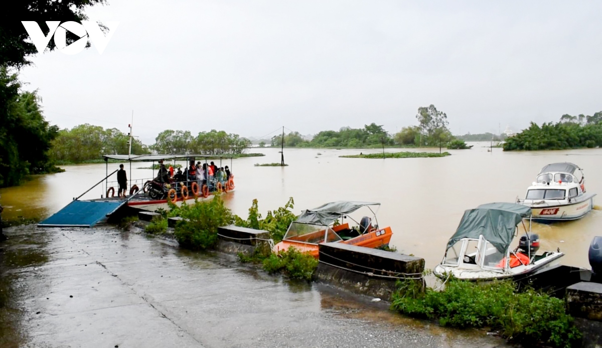 can bo, chien sy cong an ninh binh ho tro dan den noi tranh lu an toan hinh anh 20