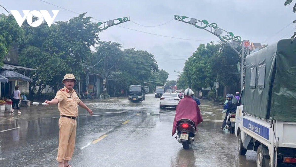 can bo, chien sy cong an ninh binh ho tro dan den noi tranh lu an toan hinh anh 4