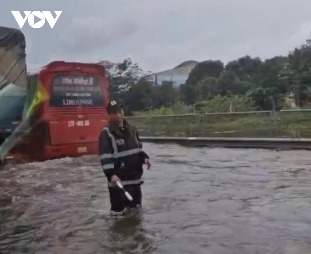 van hanh tram bom het cong suat, giai cuu ngap ung cao toc phap van - cau gie hinh anh 3