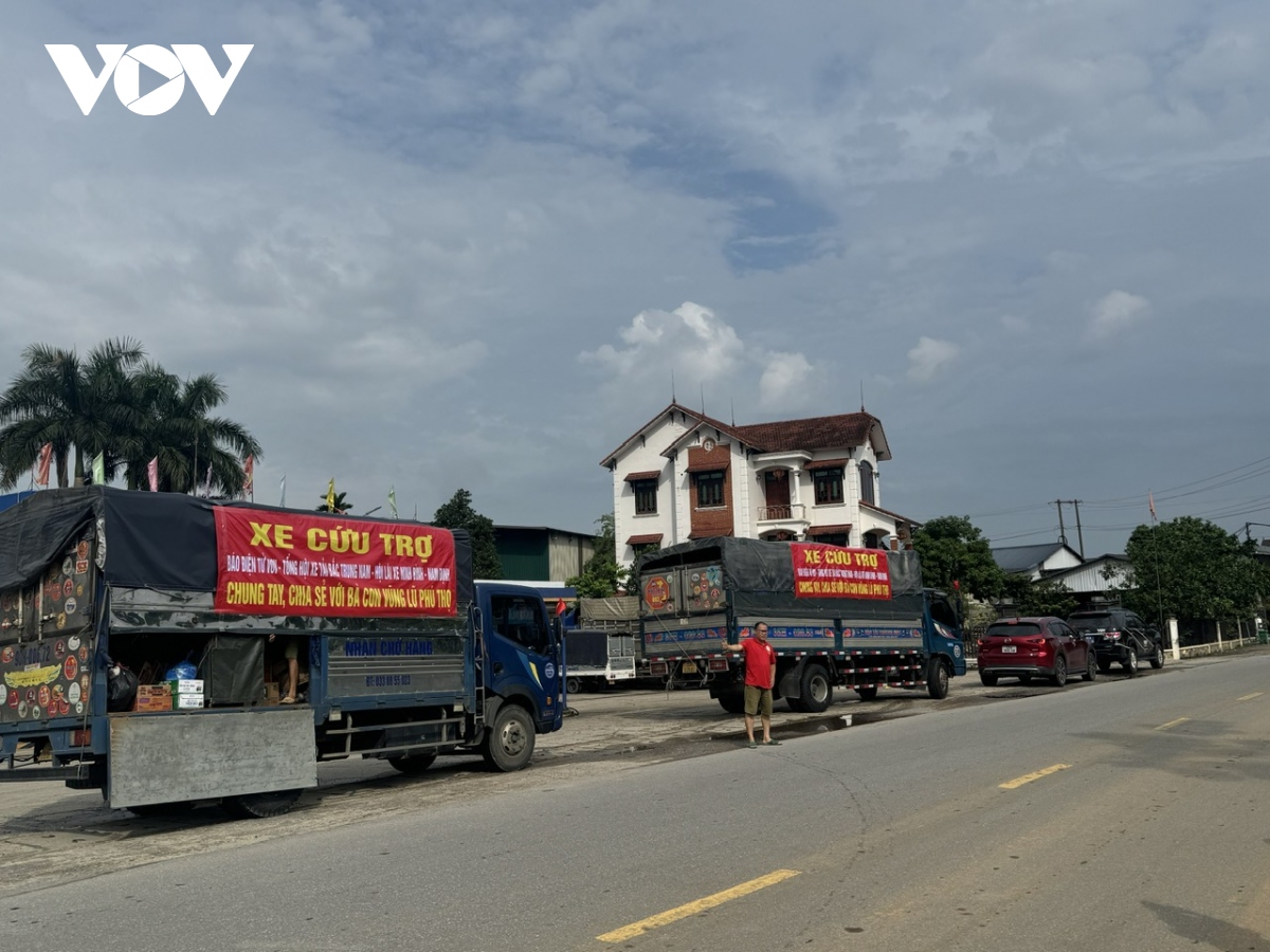 bao Dien tu vov cung cac nha hao tam ve voi ba con vung lu ha hoa hinh anh 3