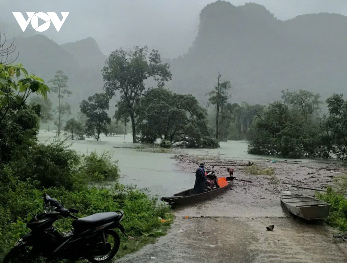 Quảng Bình: Đường vào 3 bản người Rục bị chia cắt, thầy cô đi thuyền vào dạy học