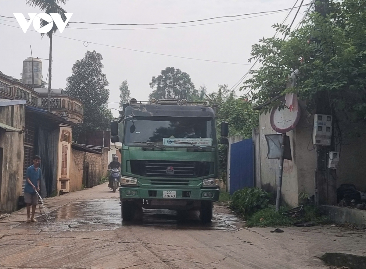 hang doan xe cho dat tan pha nhieu tuyen duong o pho yen, thai nguyen hinh anh 15