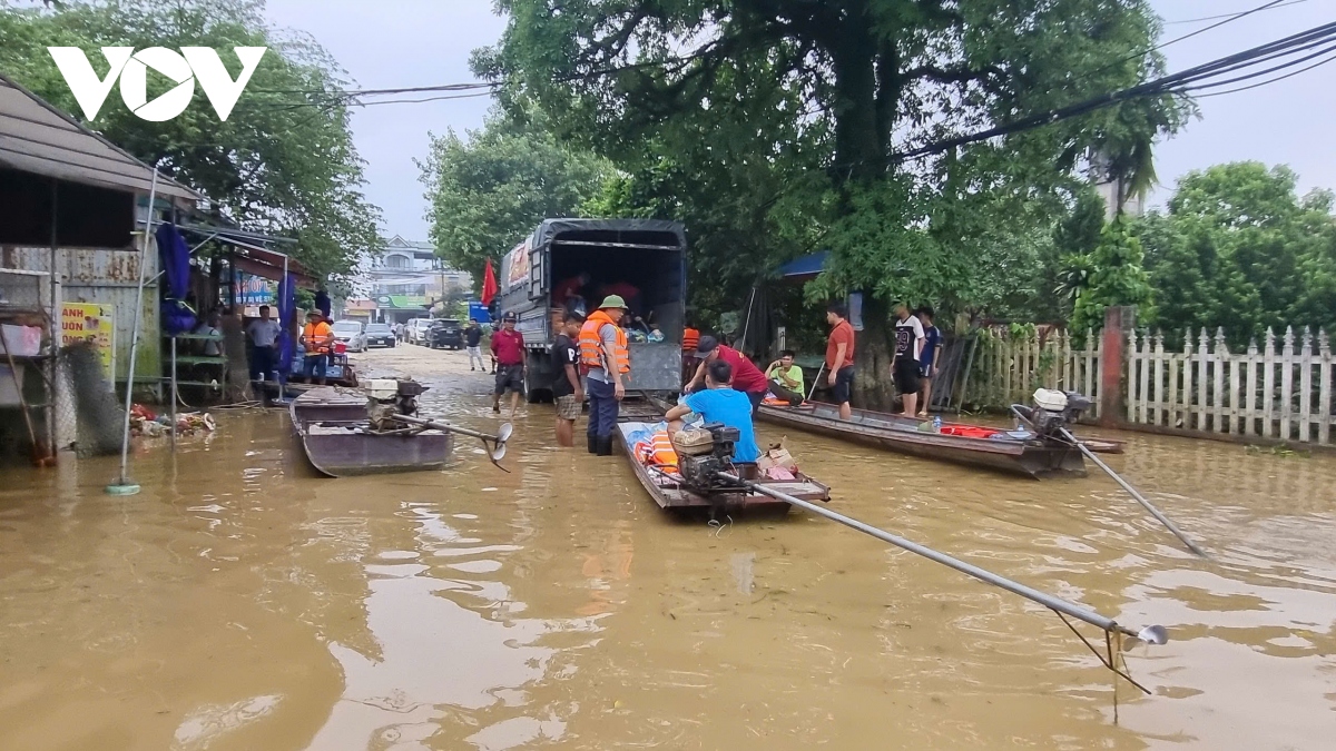 bao Dien tu vov cung cac nha hao tam ve voi ba con vung lu ha hoa hinh anh 17