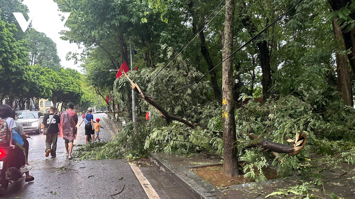 truc tiep sieu bao yagi giam cap, co xu huong hoi nhich len tren hinh anh 46