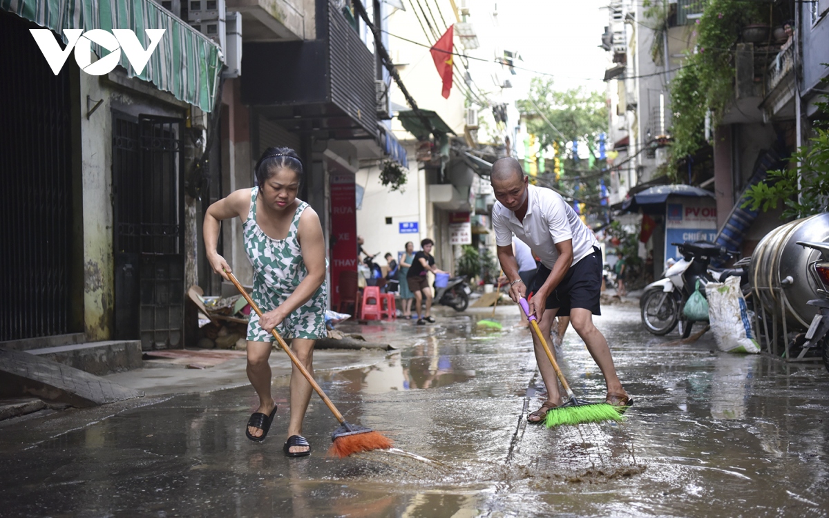 Lũ rút, người dân khu vực bãi sông Hồng hối hả vệ sinh nhà cửa