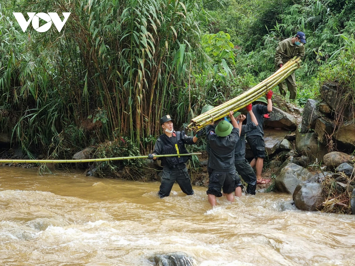 vuot 20 km duong rung dua nan nhan tro ve voi gia dinh hinh anh 7