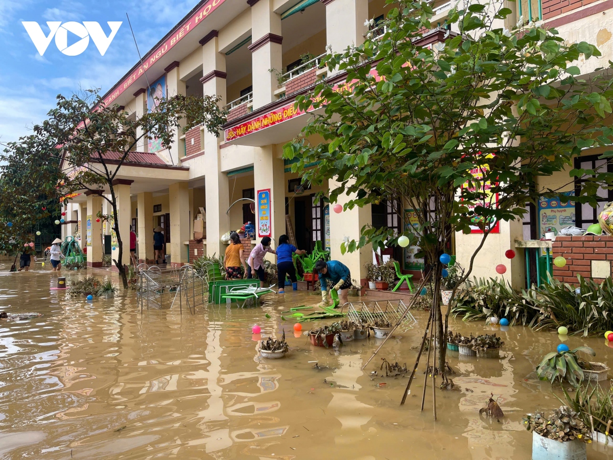 giao vien va phu huynh vung lu vet bun don truong de don hoc sinh hinh anh 6