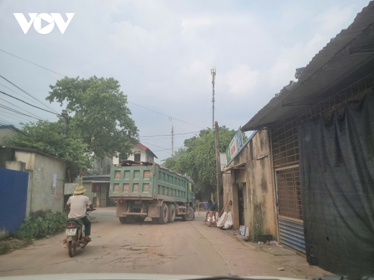 hang doan xe cho dat tan pha nhieu tuyen duong o pho yen,àngđoànxechởđấttànphánhiềutuyếnđườngởPhổYênTháiNguyê<strong></strong> thai nguyen hinh anh 1