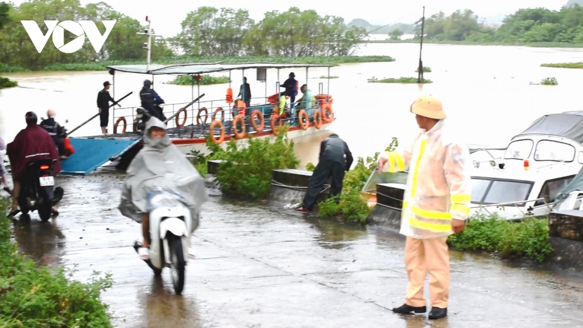 can bo, chien sy cong an ninh binh ho tro dan den noi tranh lu an toan hinh anh 21