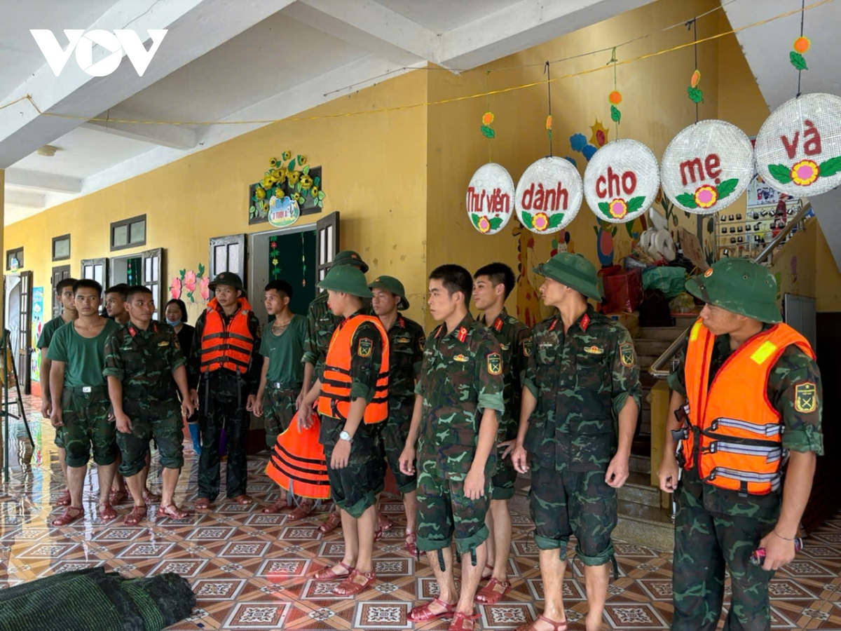 giao vien va phu huynh vung lu vet bun don truong de don hoc sinh hinh anh 7