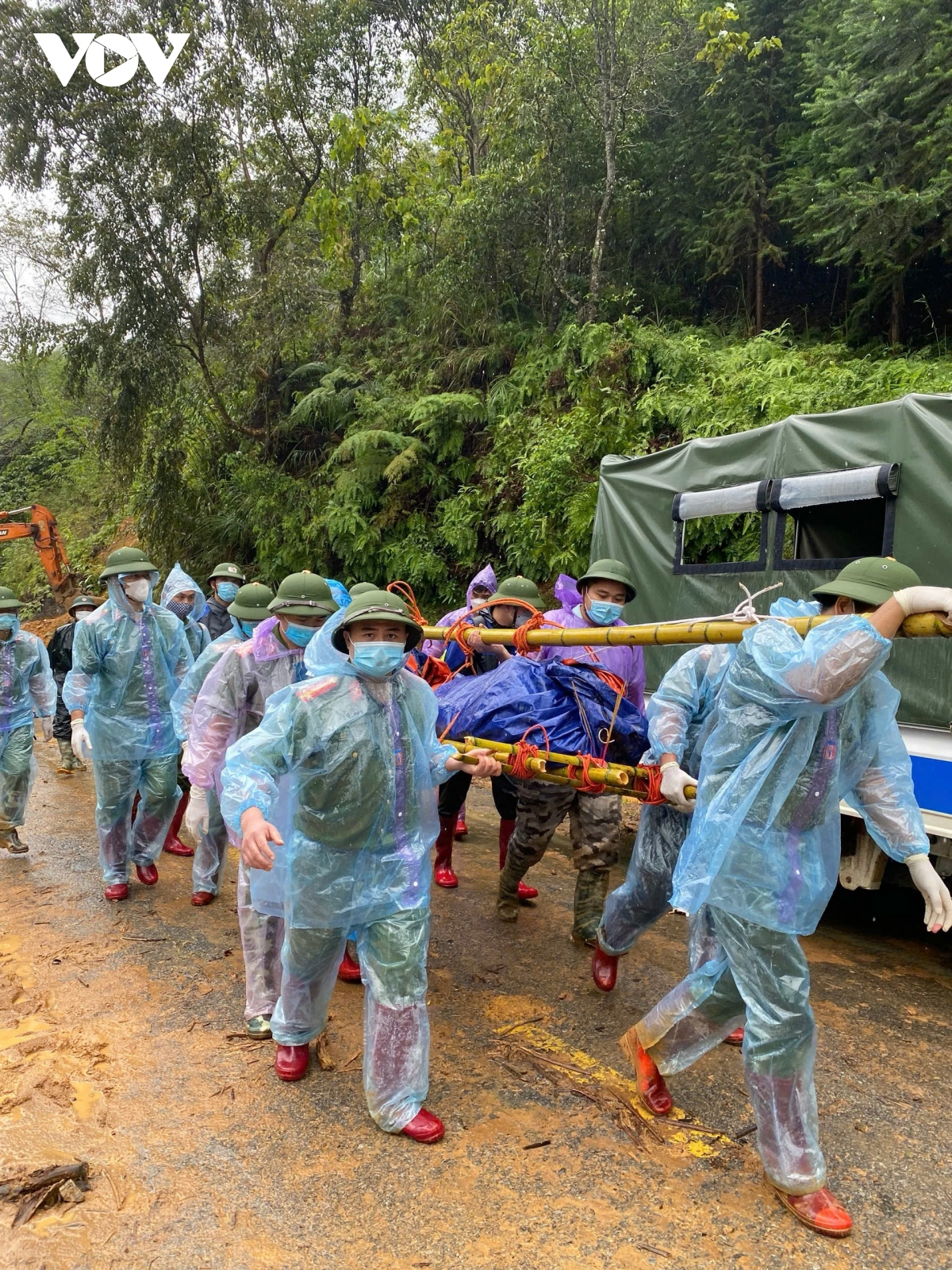 vuot 20 km duong rung dua nan nhan tro ve voi gia dinh hinh anh 11