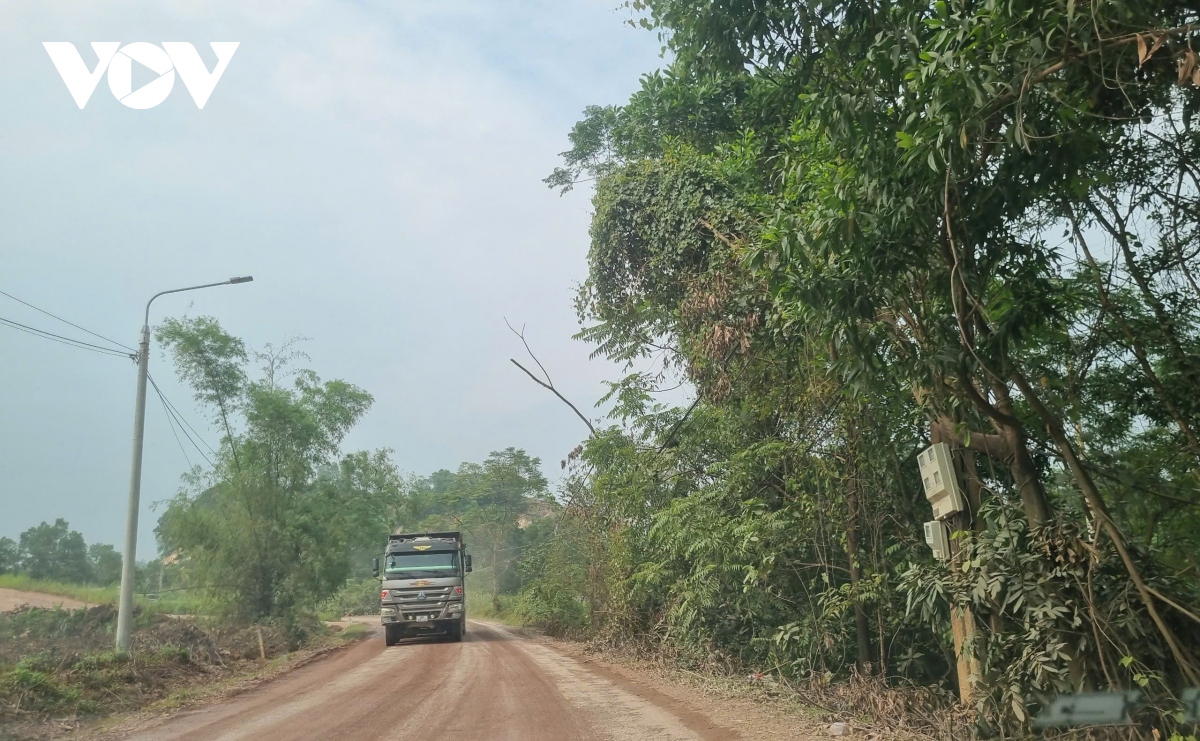 hang doan xe cho dat tan pha nhieu tuyen duong o pho yen, thai nguyen hinh anh 12