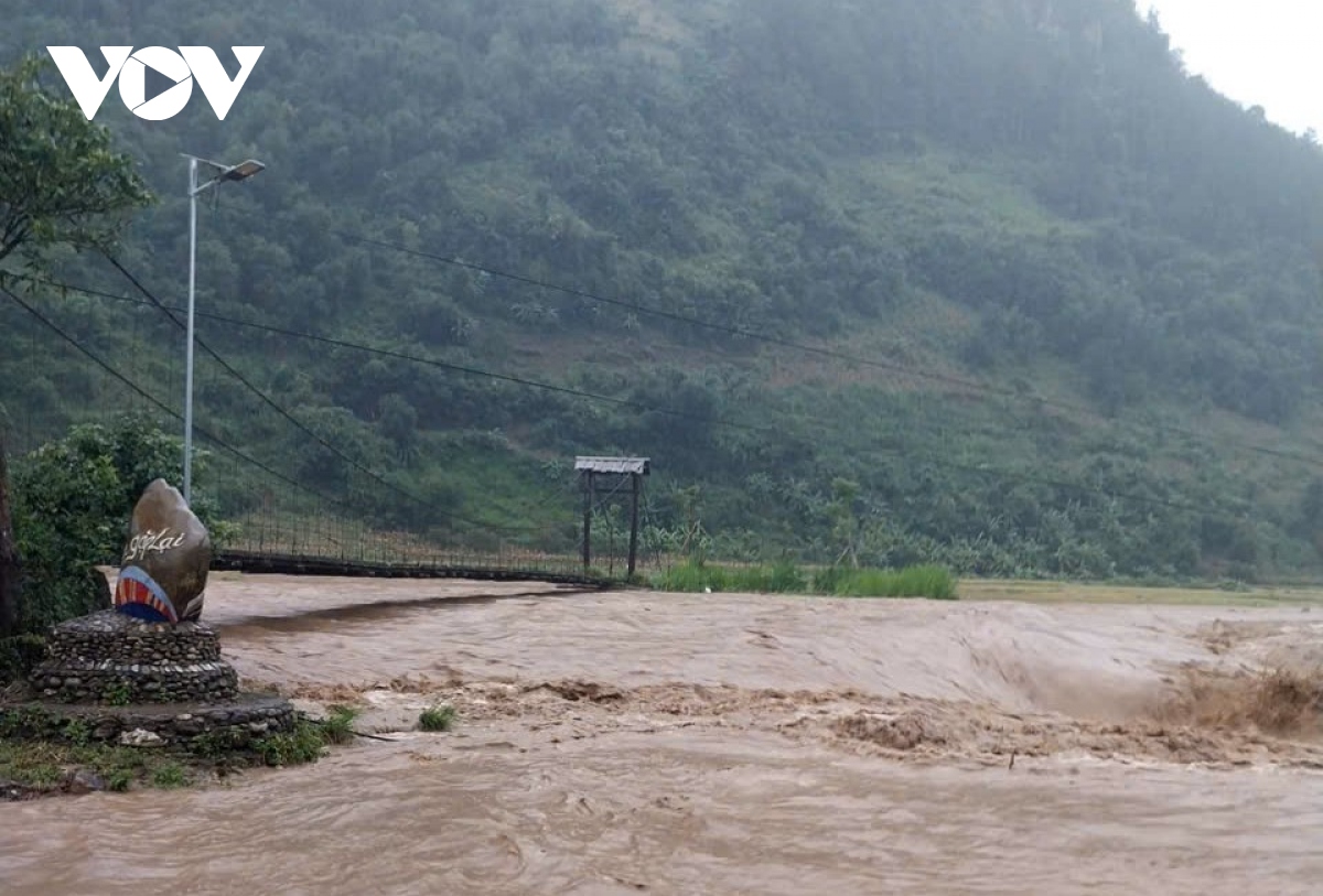 mua lu cuon troi nha dan, hoa mau, ngap ung tai ngoc chien hinh anh 2