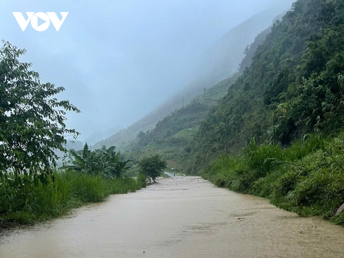 mua lu cuon troi nha dan, hoa mau, ngap ung tai ngoc chien hinh anh 1