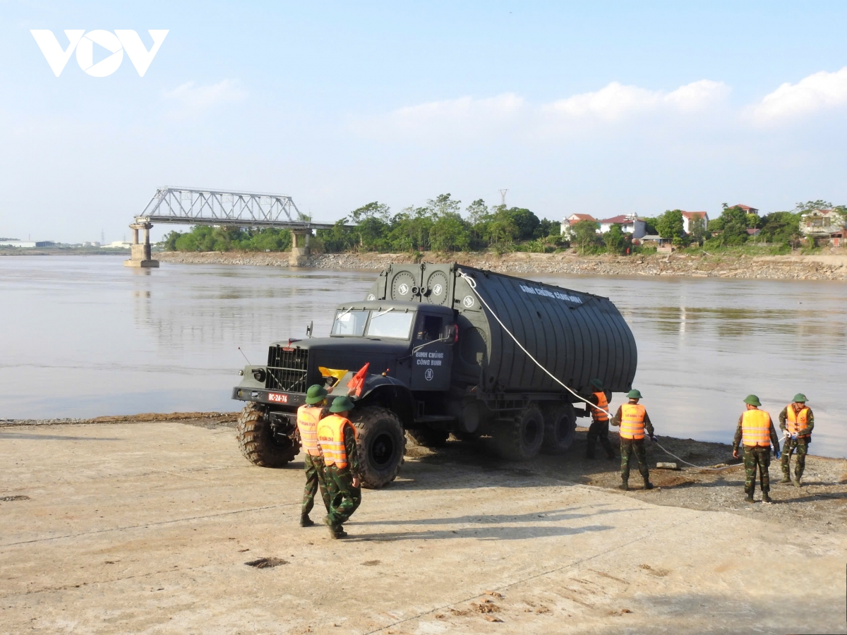  Hình ảnh bộ đội công binh bắc cầu phao Phong Châu vượt sông Hồng