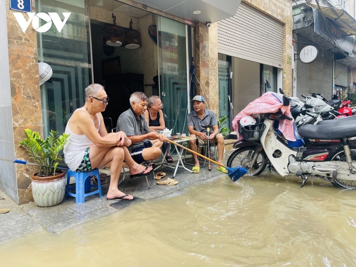 nguoi dan ha noi cheo thuyen tren nhieu ngo pho gan song hong hinh anh 10