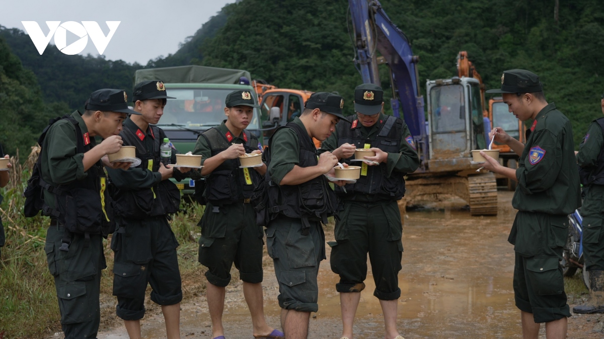 vuot 20 km duong rung dua nan nhan tro ve voi gia dinh hinh anh 12