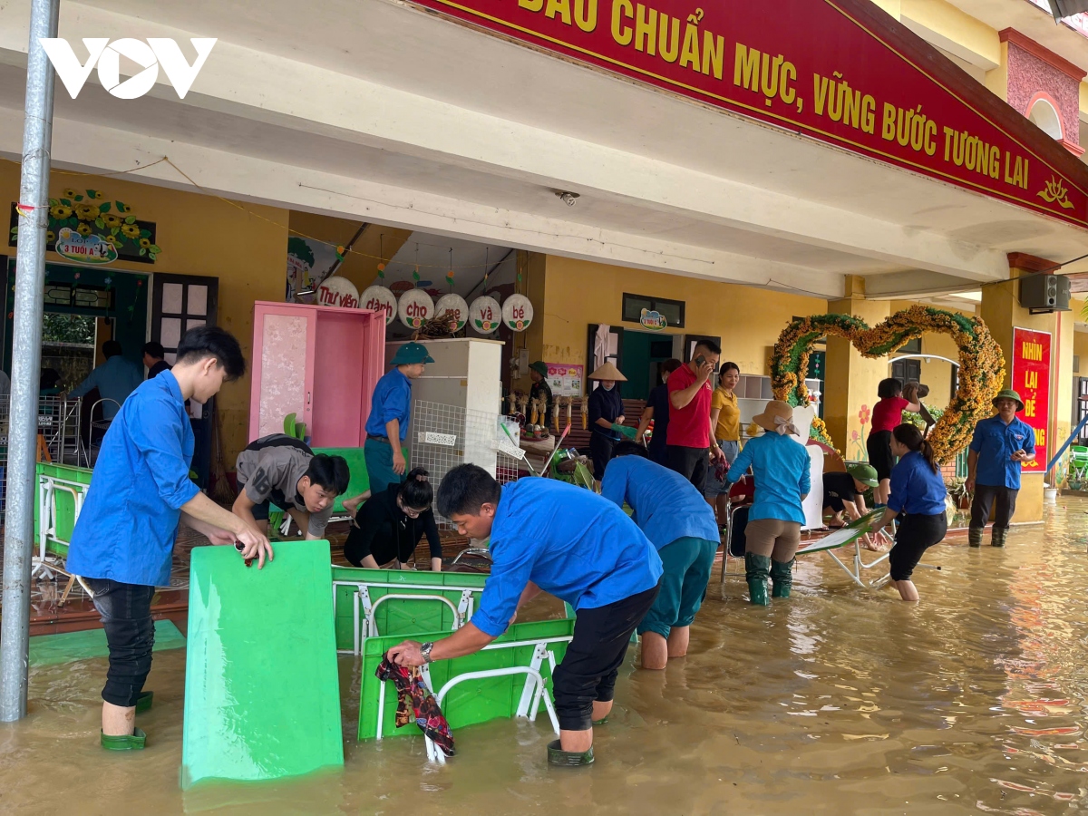 giao vien va phu huynh vung lu vet bun don truong de don hoc sinh hinh anh 4