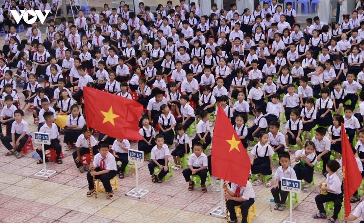Học sinh các tỉnh Đông Nam bộ đón năm học mới