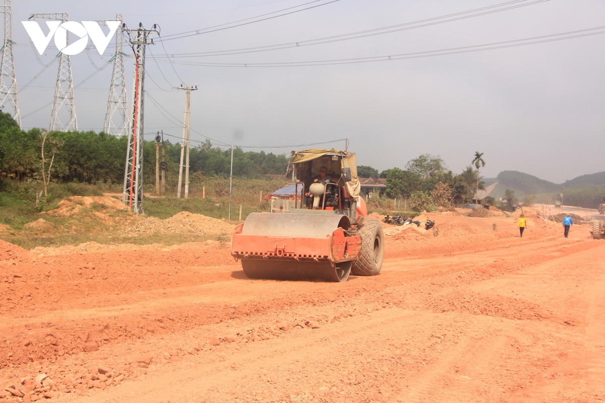 cong nhan lam xuyen le quoc khanh tren du an cao toc van ninh - cam lo hinh anh 7