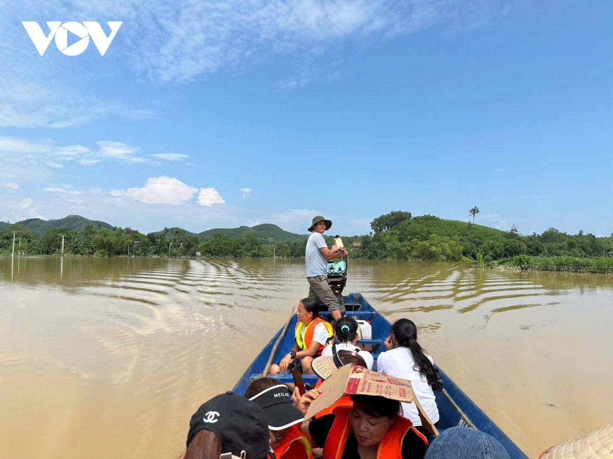 ­“Người dân bị lũ lụt ở đâu, ở đó có anh em lái đò Chùa Hương hỗ trợ”