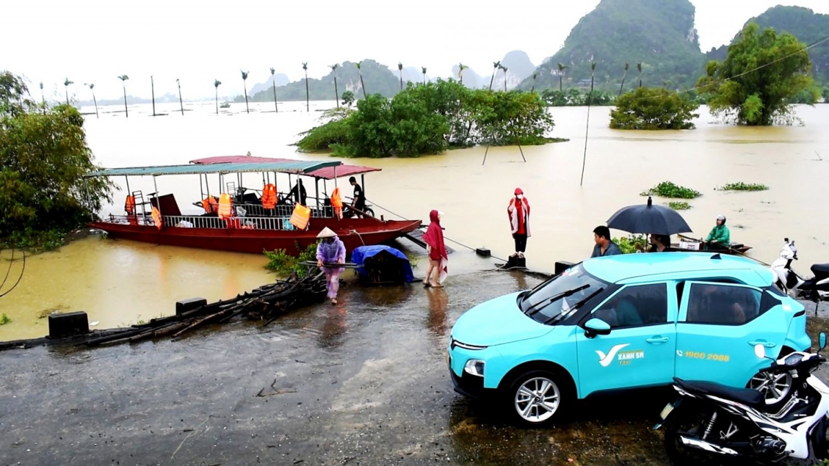 can bo, chien sy cong an ninh binh ho tro dan den noi tranh lu an toan hinh anh 19