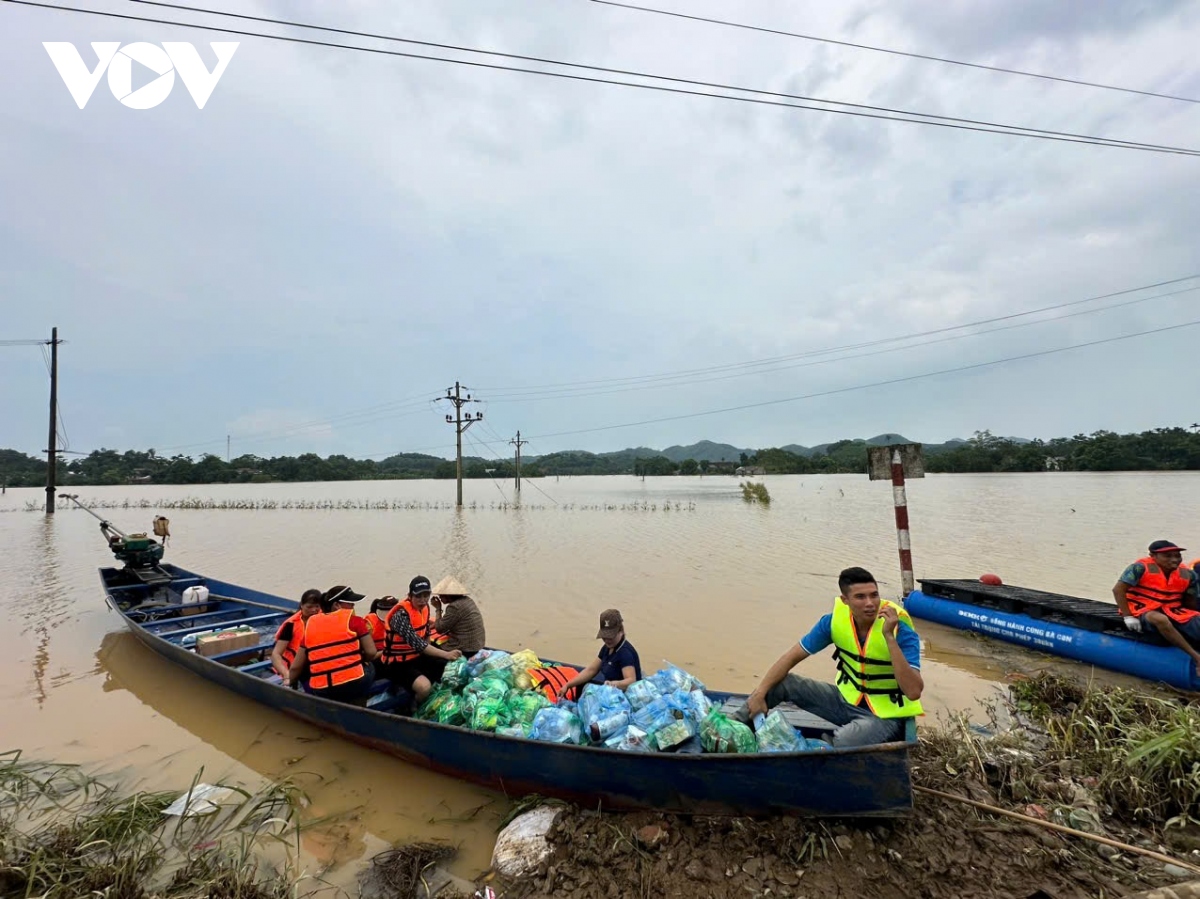 ­“Người dân bị lũ lụt ở đâu, ở đó có anh em lái đò Chùa Hương hỗ trợ”