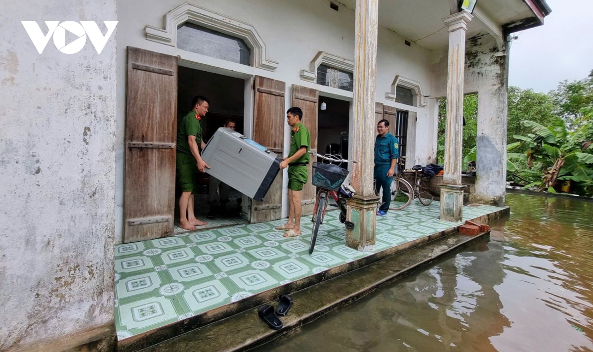 can bo, chien sy cong an ninh binh ho tro dan den noi tranh lu an toan hinh anh 9