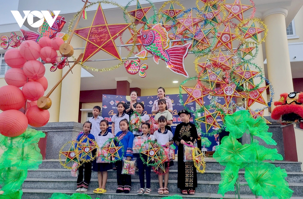 vui trung thu, thieu nhi Dak lak huong ve cac ban vung bao lu hinh anh 5