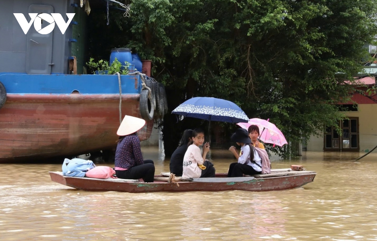 hon 600 ho dan o kenh ga, ninh binh bi co lap, hoc sinh phai boi thuyen den lop hinh anh 2