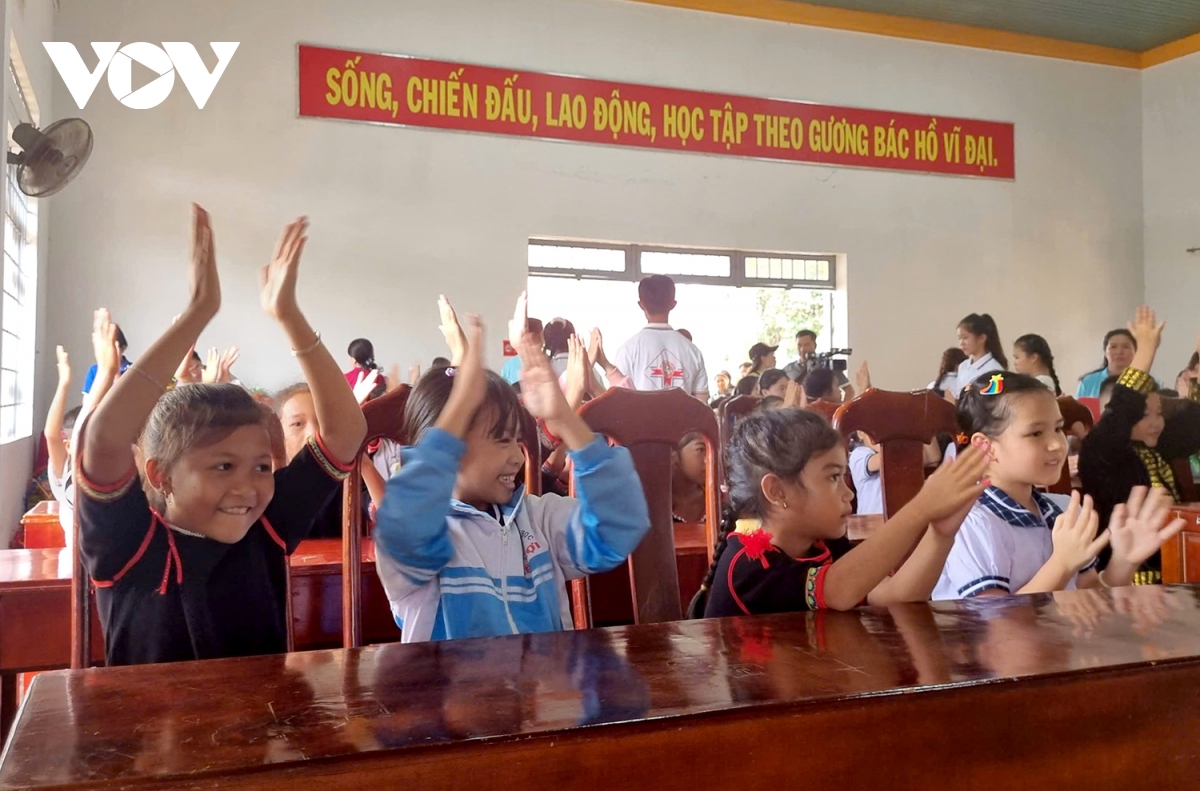 vui trung thu, thieu nhi Dak lak huong ve cac ban vung bao lu hinh anh 2