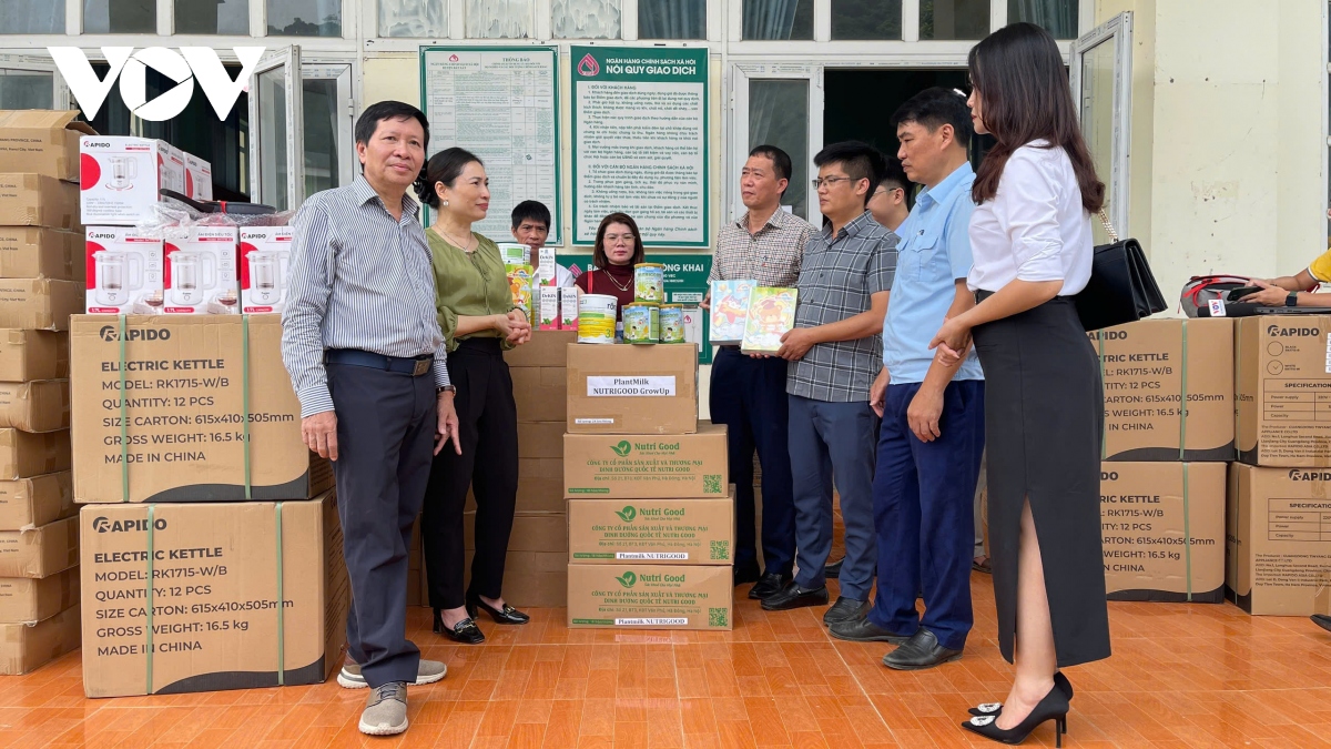 vov tham hoi, trao tang nhu yeu pham cho dong bao vung lu lao cai hinh anh 4