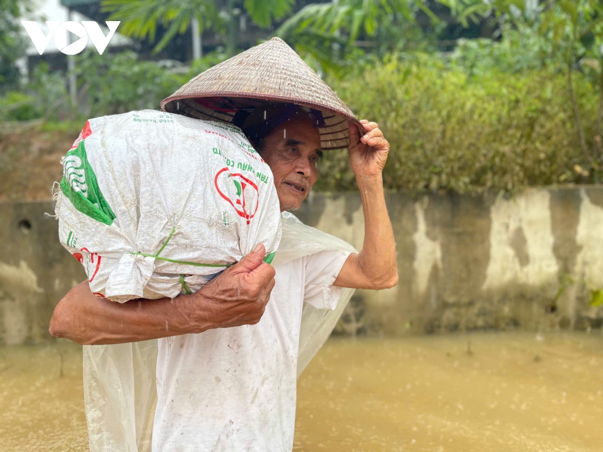 nuoc cao ngap mai nha, duong vao thanh song, 1 xa o phu tho van bi co lap hinh anh 22