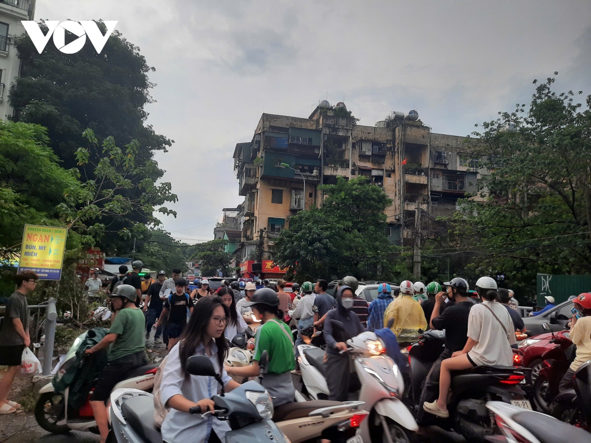 nguoi dan voi ve tranh bao, cac tuyen duong tai ha noi ket cung tu 15h chieu hinh anh 15