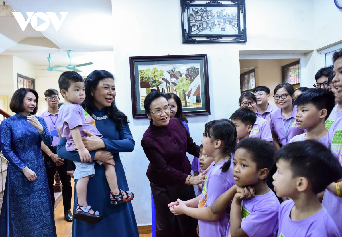 phu nhan ngo phuong ly va phu nhan naly sisoulith tham lang tre em birla ha noi hinh anh 6