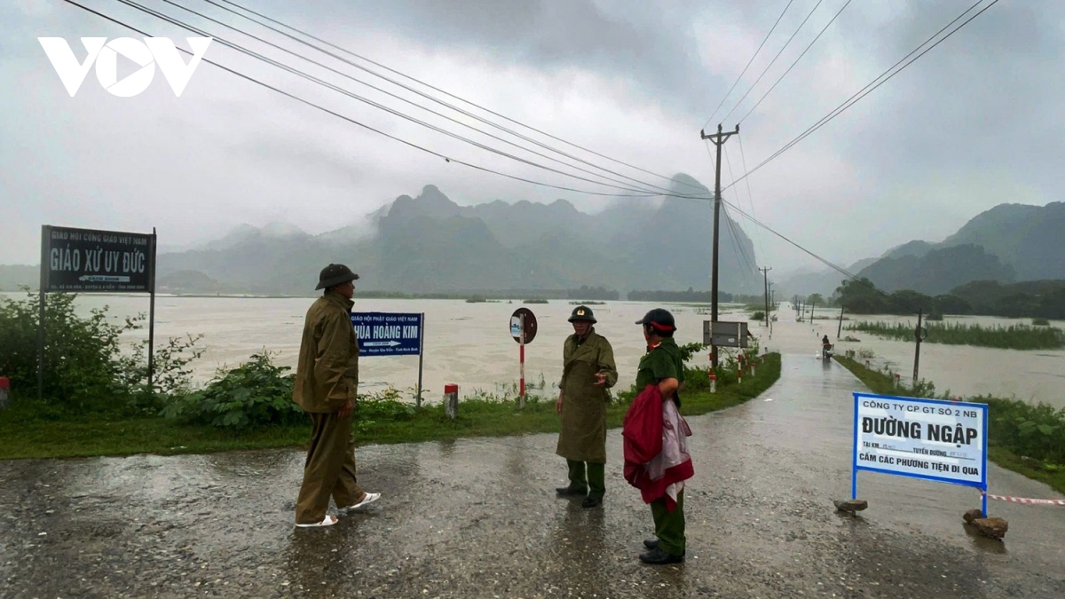 can bo, chien sy cong an ninh binh ho tro dan den noi tranh lu an toan hinh anh 15