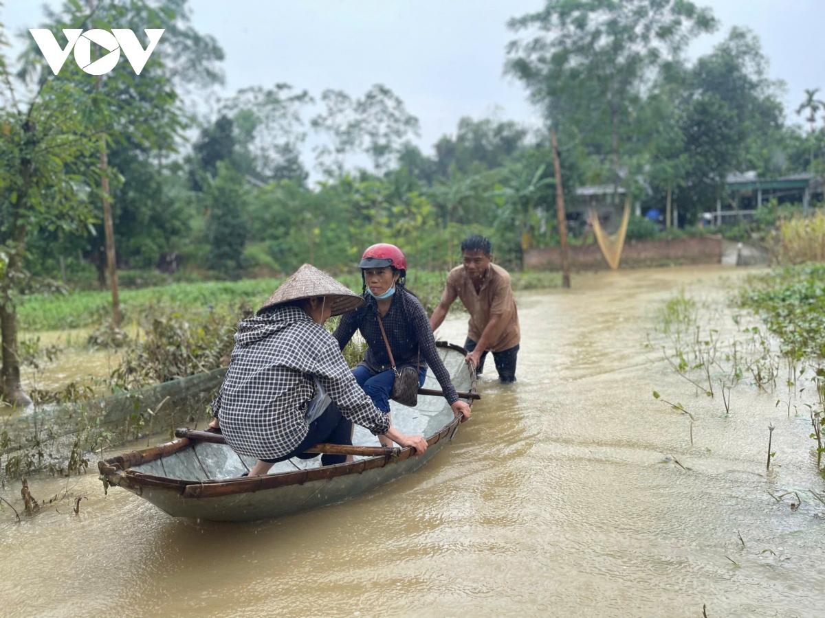 nuoc cao ngap mai nha, duong vao thanh song, 1 xa o phu tho van bi co lap hinh anh 3