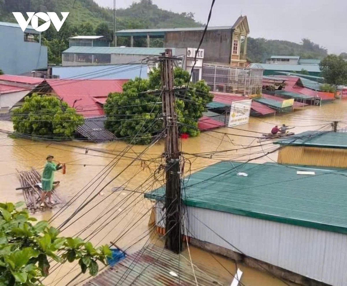 Nước lũ ở huyện Hạ Hòa, Phú Thọ lên cao, 1 xã bị cô lập