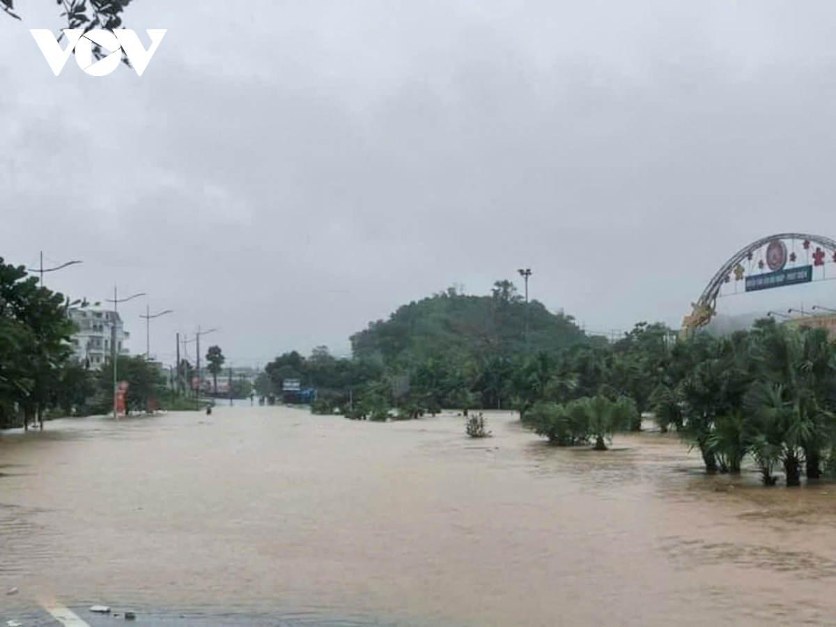 nuoc lu o huyen ha hoa, phu tho len cao, 1 xa bi co lap hinh anh 3