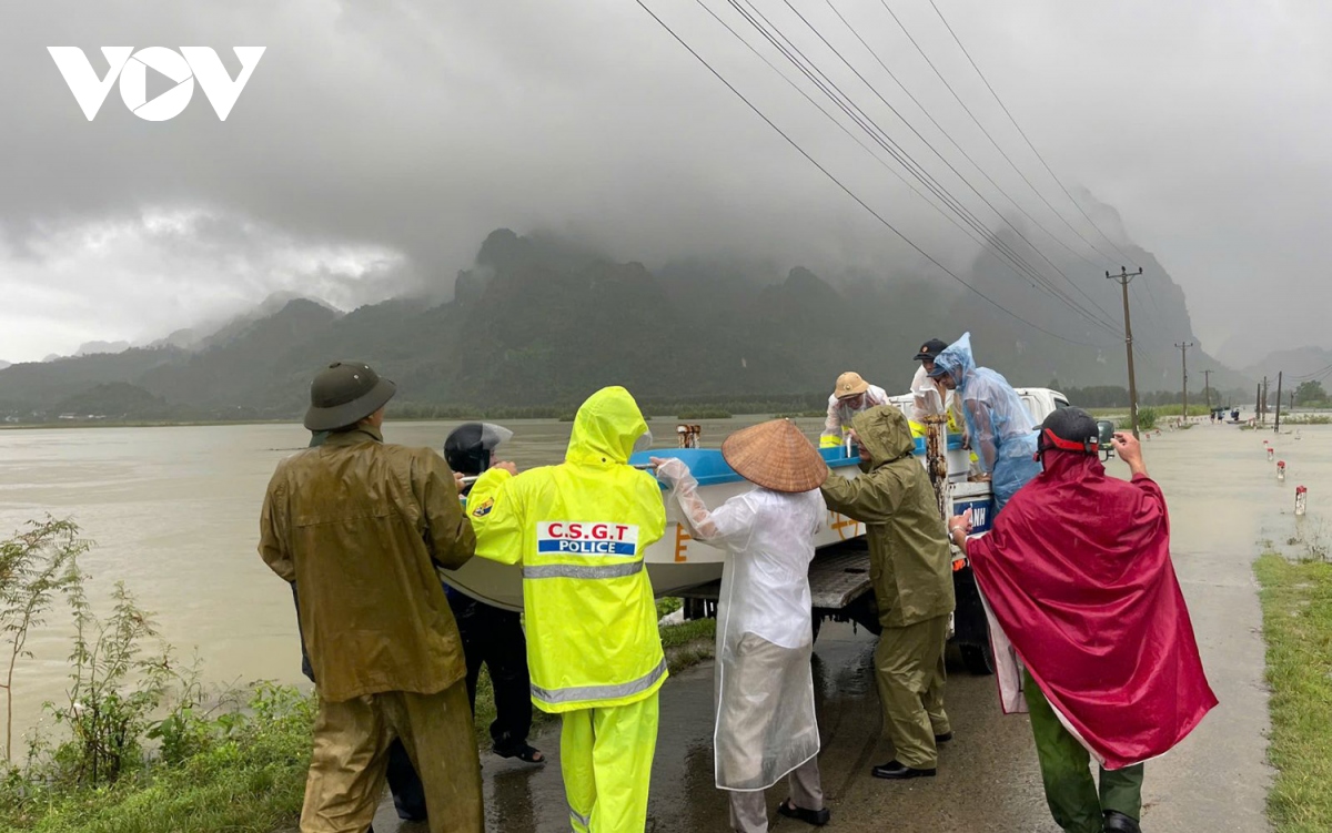 can bo, chien sy cong an ninh binh ho tro dan den noi tranh lu an toan hinh anh 17