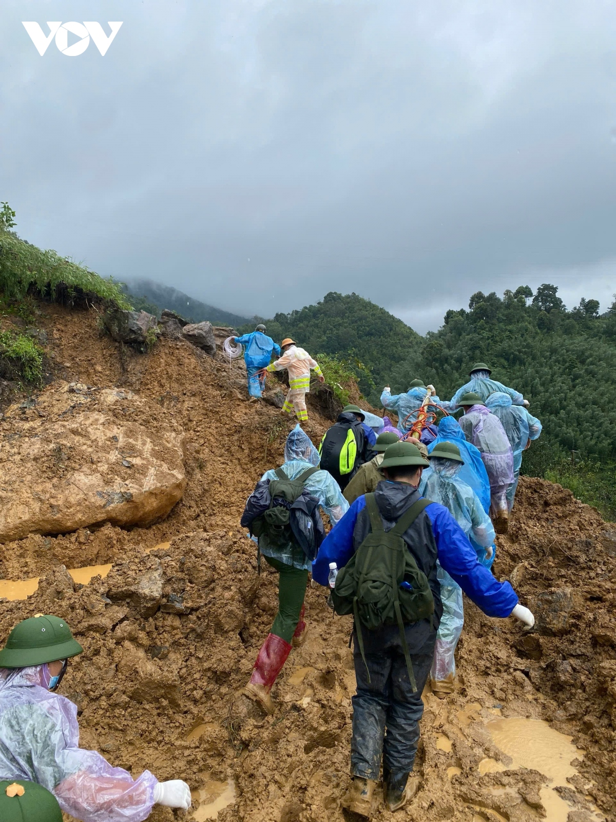 vuot 20 km duong rung dua nan nhan tro ve voi gia dinh hinh anh 10