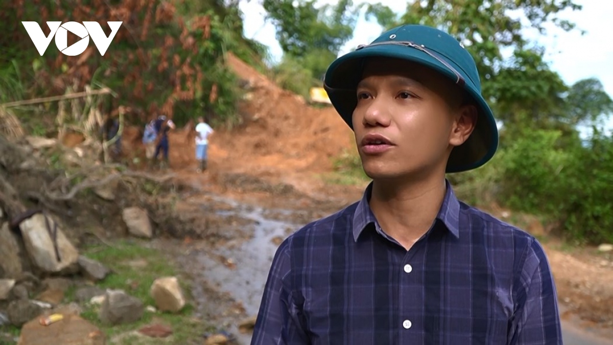 tinh nguyen vien gop phan khoi thong nhung tuyen duong toi vung lu lao cai hinh anh 3