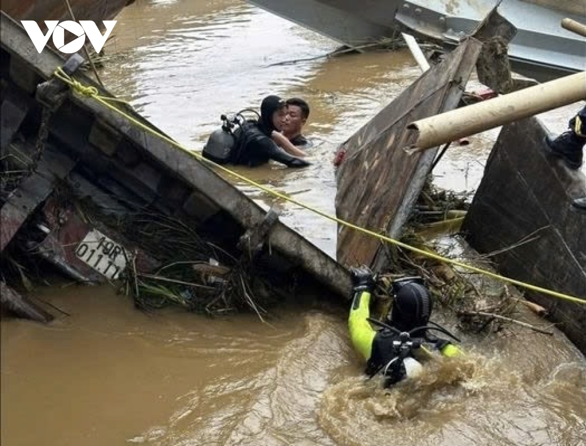 Thi thể thứ hai trong vụ sập cầu Phong Châu là chồng của nạn nhân thứ nhất