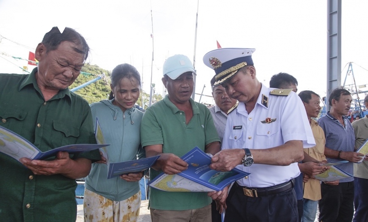 tinh cam, trach nhiem cua can bo, chien si vung 4 hai quan voi ngu dan binh Dinh hinh anh 1