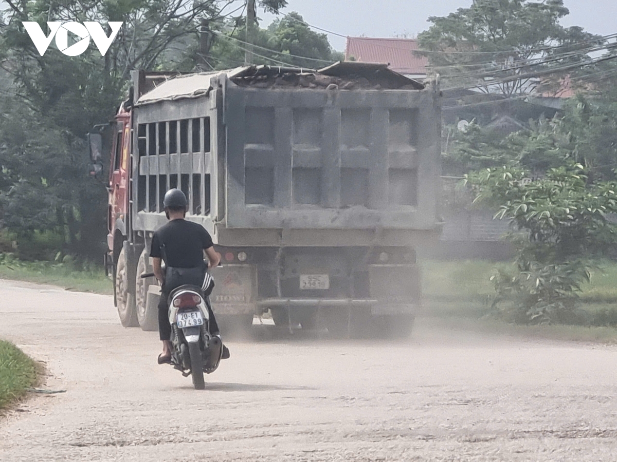 hang doan xe cho dat tan pha nhieu tuyen duong o pho yen, thai nguyen hinh anh 5