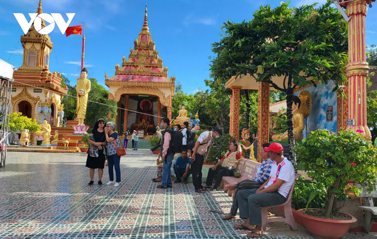 lanh dao tinh bac lieu tham, chuc mung le sen dolta cua dong bao khmer hinh anh 2