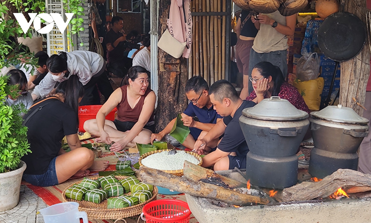 Thức trắng đêm gói bánh gửi người dân lũ lụt miền Bắc