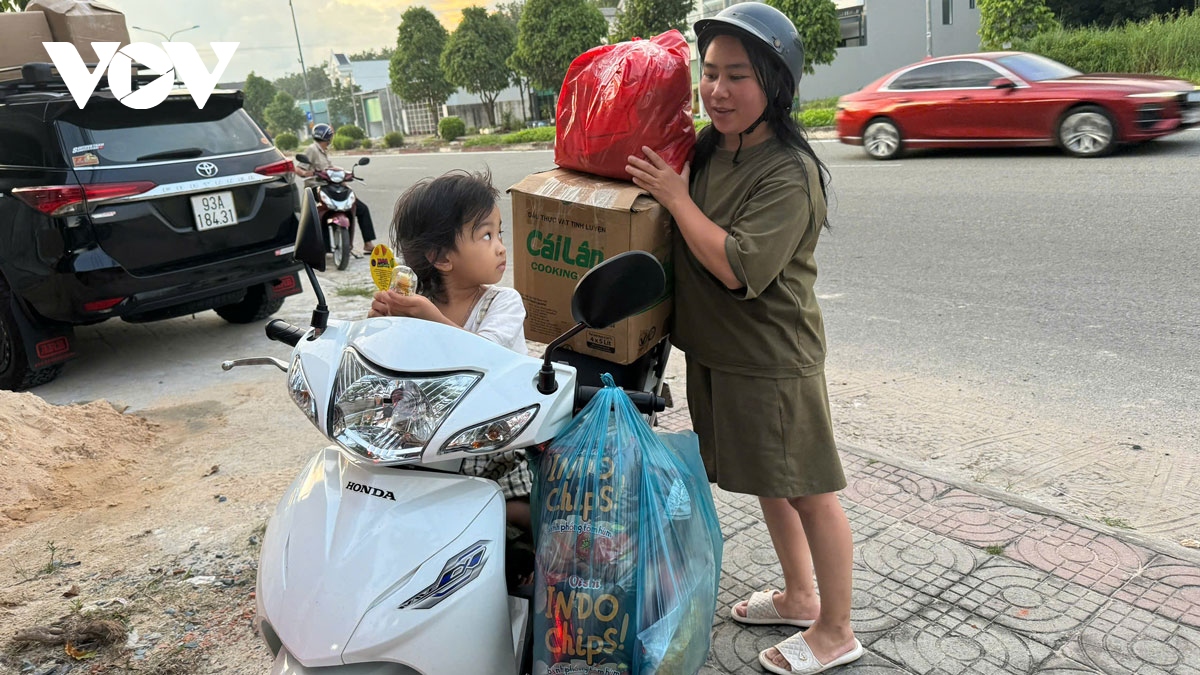 nguoi dan binh duong, binh phuoc gui nhieu ty dong va hien vat den ba con vung lu hinh anh 3