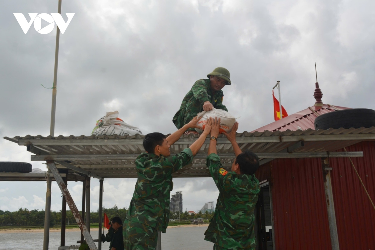 nguoi dan quang binh gia co nha cua, cau thuyen len bo tranh mua bao hinh anh 6